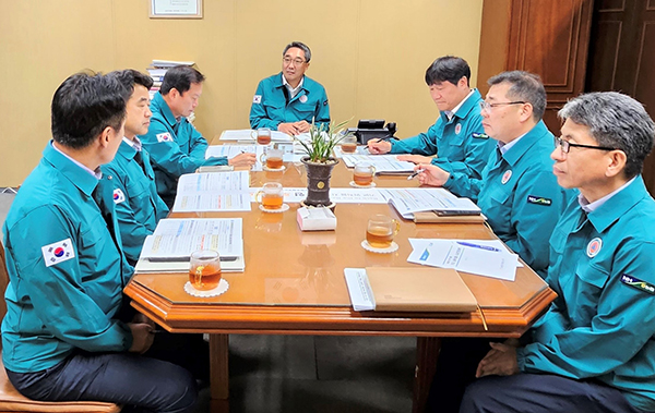 농협경제지주는 오는 27일까지 서울 중구 농협중앙회 본관에서 주요 농축산물 물가안정 및 공급물량 확대를 위한 ‘농축산물 수급대책상황실'을 운영한다. 추석 명절대비 성수품 공급대책마련회의가 진행되고 있다.