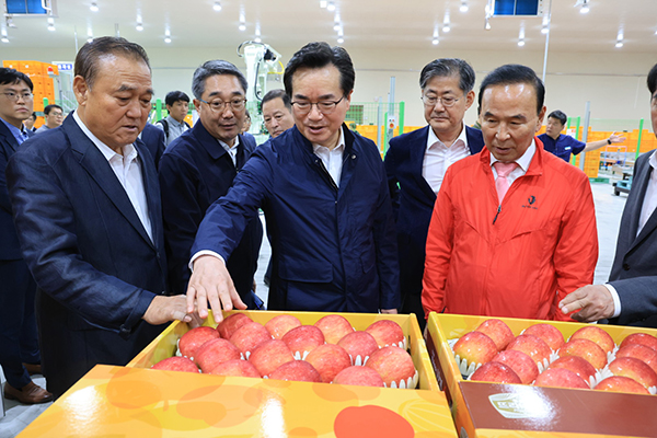 지난 12일 충청북도 보은군 소재 과수 거점 산지유통센터에서 정황근 농식품부 장관(가운데), 박철선 충북원협 조합장(왼쪽 끝) 등 관계자들이 현장을 살펴보고 있다.