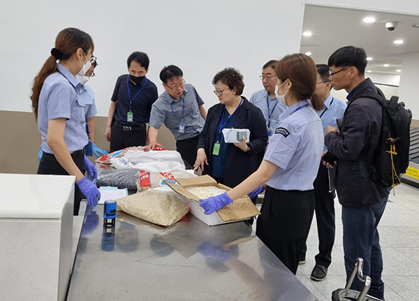 인천항 국제여객터미널에서 반입된 검역대상물품 점검 장면