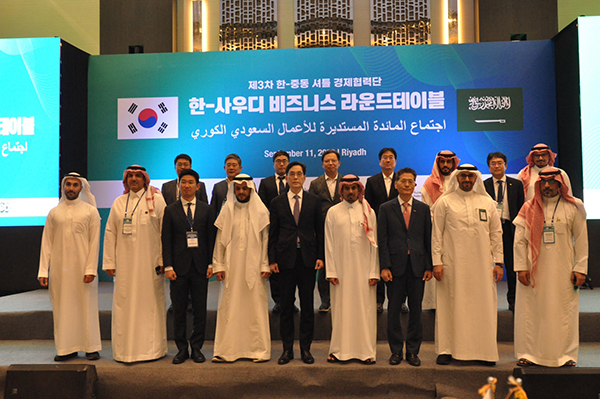 사우디 리야드에 파견된 제3차 셔틀경제협력단은 지난 11일 ‘한-사우디 비즈니스 라운드 테이블’에서 여러 협력 성과를 거뒀다.