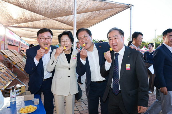 복숭아 품평회·전시회에 출품한 복숭아를 시식하고 있다.