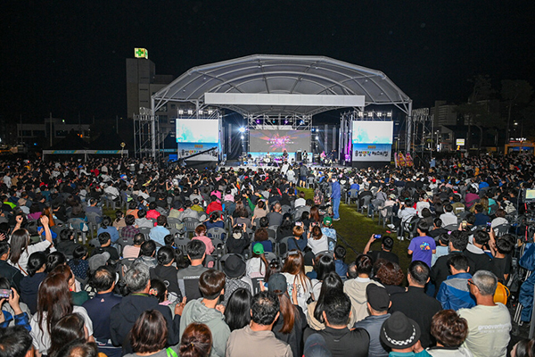 ‘음성 농부의 선물, the 명작’을 주제로 지난 21일부터 나흘간 금왕읍 금빛근린공원에서 열린 음성명작페스티벌은 이날 올해의 음성명작 대상 시상을 끝으로 폐막했다.