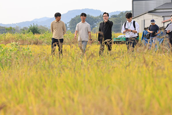 정황근 농림축산식품부 장관(왼쪽 세 번째)은 지난 10일 충남 부여군 임천면 벼 수확 현장을 방문해 올해 벼 작황과 수확기 쌀 수급 상황을 점검했다.