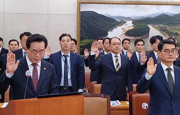 정황근 농림축산식품부 장관을 비롯한 관계자들이 지난 4일 여의도 국회에서 열린 국정감사에서 선서를 하고 있다.