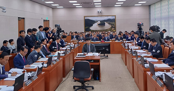 지난 13일 국회 농해수위 국감장에서 농협 관계자 및 한국농어촌공사·한국마사회 관계자가 긴장한 채 대기하고 있다.