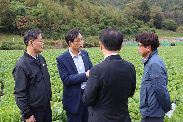 한훈 농림축산식품부 차관(왼쪽 두 번째)은 지난 13일 충청북도 괴산군 문광면에 위치한 배추 생산 현장을 방문했다.