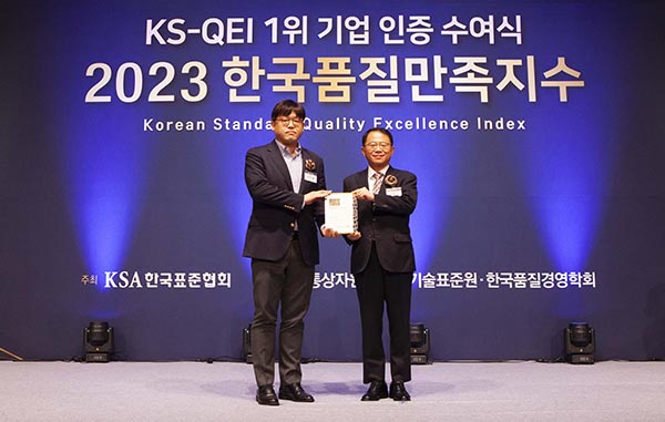 신인철 팜한농 CHO(왼쪽)와 강명수 한국표준협회장(오른쪽)이 ‘2023 한국품질만족지수 인증 수여식’ 후 기념촬영을 하고 있다.