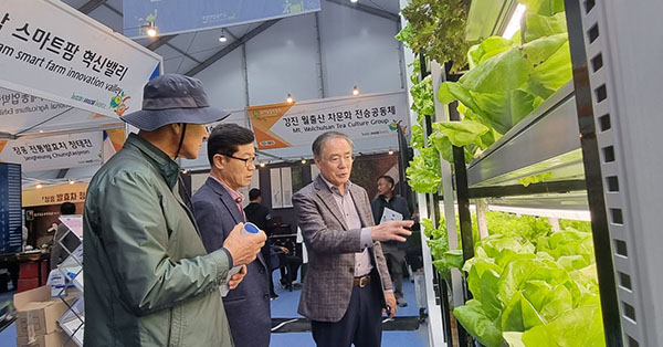 김영배 조합장 등이 식물공장을 살펴보고 있다.