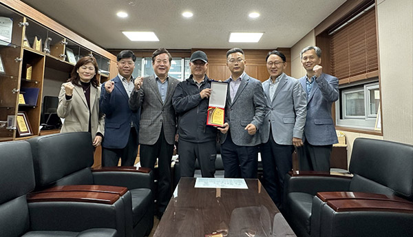 대관령원예농협은 지난달 27일 금융의 날을 맞이해 상호금융 우수 김일기 조합원에게 감사패를 전달했다.