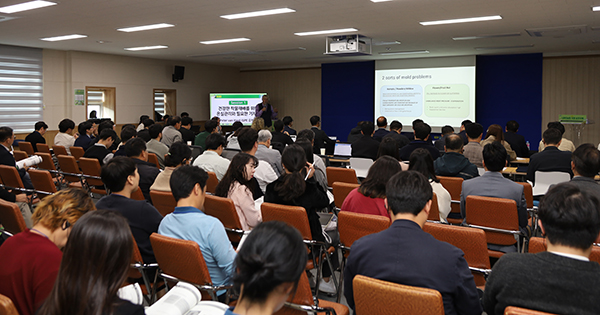 한국농업기술진흥원은 지난달 26일 경북 상주 스마트팜 혁신밸리에서 제1회 스마트농업 국제 심포지엄을 개최했다.