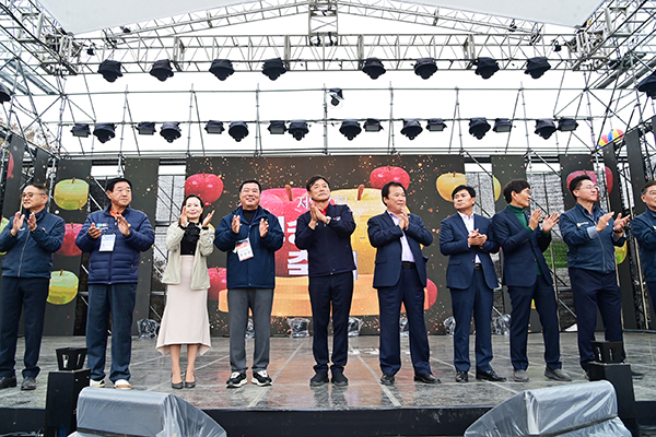 윤경희 청송군수를 비롯한 내빈들이 청송사과축제의 성공을 기원하고 있다.