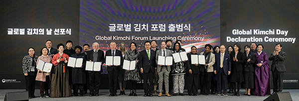[1열 기준] 김춘진 한국농수산식품유통공사 사장(좌측 8번째), 대한민국김치협회 이하연 회장(좌측 3번째), 세계한인무역협회 이영현 명예회장(우측 5번째), 영국 한영문화교류재단 장정은 이사(우측 2번째), 온두라스 대사 Rodolfo Pastor Fasquelle(좌측 5번째), 벨라루스공화국 대사 Andrew Chernetsky(좌측 6번째), 베네수엘라 대사대리 Isabel Di Carlo Quero(좌측 7번째), 아르헨티나 대사 Emiliano WAISELFISZ(좌측 9번째)가 글로벌 김치의 날 선포식·포럼 출범 기념식을 가졌다.