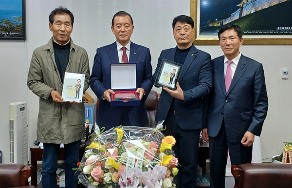 한국화훼자조금협의회는 지난 13일 서울 국회의원회관에서 홍문표 의원(국민의힘, 충남 홍성?예산, 농림축산식품해양수산위원회)을 ‘꽃을 사랑하는 국회의원’으로 위촉했다. 사진 왼쪽부터 자조금협의회 김윤식 회장, 홍문표 의원, 한국화훼농협 유석룡 조합장, 한국절화협회 서용일 회장 모습.