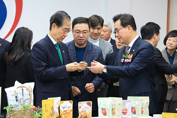 한덕수 국무총리와 정황근 농식품부 장관이 지난 21일 국무회의장에서 배즙, 과일칩 등 경남 하동 청년농부들이 만든 음료와 간식을 들고가 깜짝 선물로 참석자들에게 권했다.