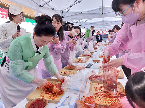 김치명인과 함께하는 신주쿠 소비자 체험 홍보 행사