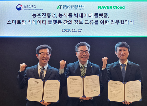 한국농수산식품유통공사는 지난달 27일 서울 네이버클라우드 강남오피스에서 농촌진흥청, 네이버클라우드 주식회사와 빅데이터 플랫폼 간 정보 교류와 저탄소 식생활 확산을 위한 업무협약을 체결했다.