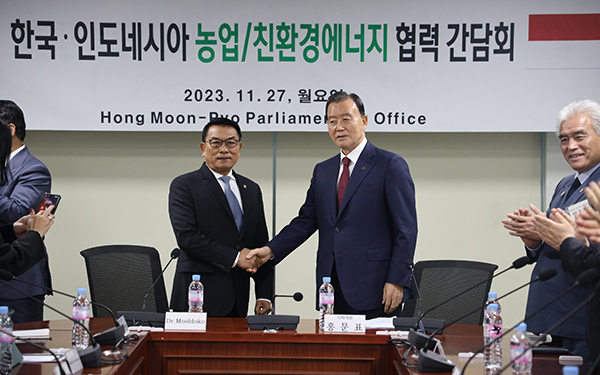 지난달 27일 홍문표 국민의힘 의원은 몰도코 인도네시아 대통령 비서실장을 만나 한국과 인도네시아 양국 간 농업과 신재생 에너지 분야 협력 활성화를 위한 간담회를 개최했다.