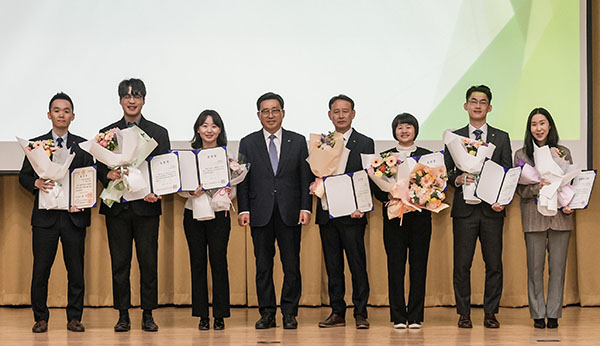 한국농수산식품유통공사는 공사 창립 56주년을 맞아 지난달 28일 나주 본사에서 기념식을 개최했다.