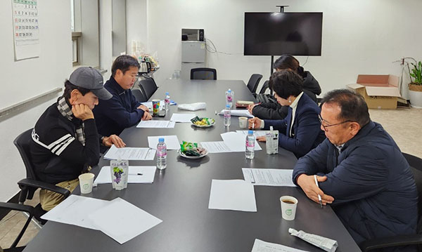 한국화훼자조금협의회는 지난달 27일 한국화원협회, 한국화원협동조합연합회와 ‘대한민국 화훼산업 발전을 위한 유통구조개선 간담회’를 진행했다. 사진 오른쪽 중간부터 시계방향으로 화원협회 배정구 회장, 화원협동조합연합회 이영석 회장, 맨 왼쪽 하단 자조금협의회 김윤식 회장 모습.