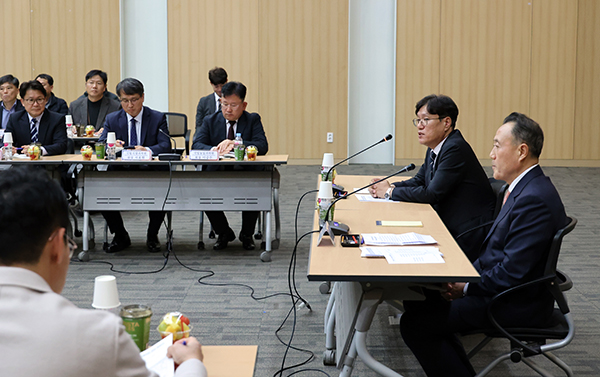 농촌진흥청은 한국농촌경제연구원과 함께 ‘농업재해 대응과 식량 수급 안정화 방안’을 주제로 지난달 30일 본청 국제회의장에서 정책연구협의회를 개최했다.