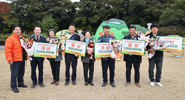 송창구 제주감협 조합장이 감귤품평회에서 수상의 영예를 안은 조합원들과 즐거운 시간을 보내고 있다.