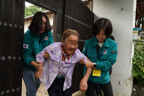 산사태에 재난을 대비해 주민대피 훈련이 진행중이다.