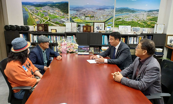 한국화훼자조금협의회는 최근 국회의원회관에서 국민의힘 정희용 국회의원을 만나 간담회를 진행했다.