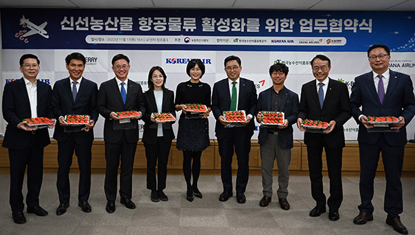 한국농수산식품유통공사는 ‘무역의 날’ 포상 추천권을 처음 확보한 첫해 K-푸드 수출기업, 유관 단체가 대통령 표창 3점, 국무총리 표창 1점, 산업통상자원부 장관 표창 8점, 총 12점의 수상 성과를 올렸다.
