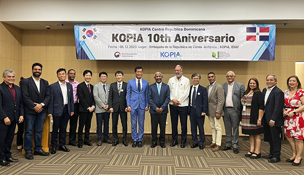 농촌진흥청은 지난 6일 주도미니카공화국 한국대사관(산토도밍고)에서 코피아(KOPIA) 도미니카공화국 센터 개소 10주년 기념행사 및 성과공유 학술 토론회를 개최했다.