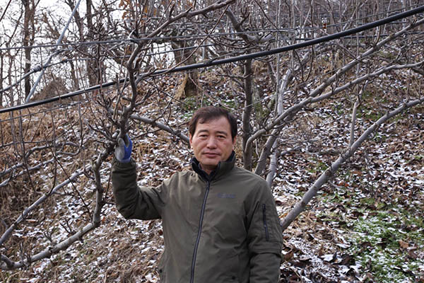 유병훈 조합원이 농원을 살피고 있다.