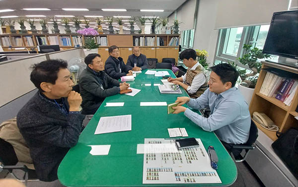 화훼단체 대표들은 지난20일 한국·에콰도르 SECA 타결과 관련해 농림축산식품부 원예경영과를 방문했다. 사진 맨 왼쪽 하단부터 시계방향으로 자조금협의회 김윤식 회장, 한국절화협회 서용일 회장, 파주장미연합회 박인수 회장, 김해수경장미연구회 강병규 회장, 농식품부 허창각 서기관, 김정락 과장 모습.