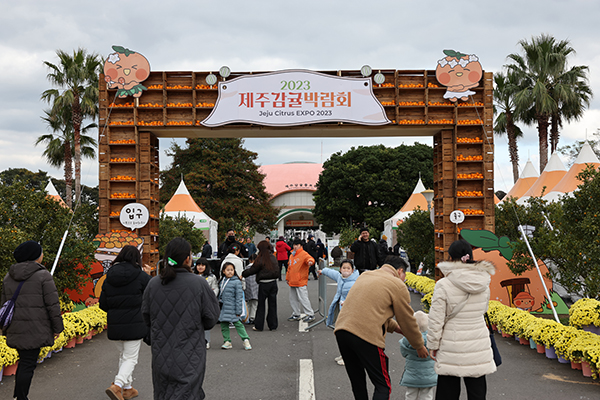 지난 11월 30일부터 12월 4일까지 개최된 ‘2023 제주감귤박람회’가 155억 원의 직접적인 경제효과를 올린 것으로 나타났다.