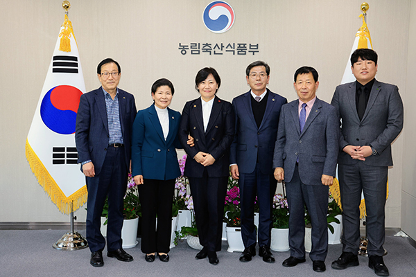 송미령 장관(왼쪽 세 번째)이 한국종합농업단체협의회 소속 단체장을 만나 기념촬영을 실시하고 있다.