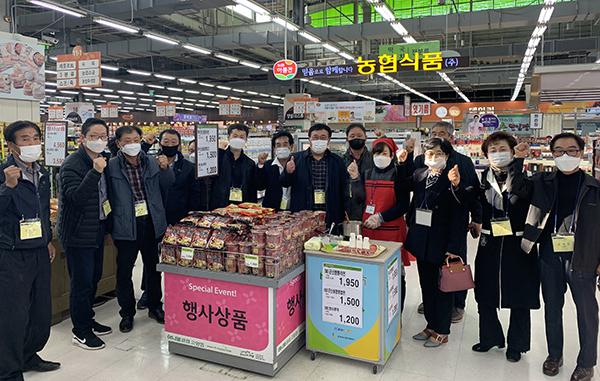 고계곤 조합장과 조합원들이 일산 하나로클럽 고양점에서 열린 군산짬뽕라면 시식회에 참석해 기념촬영을 하고 있다.