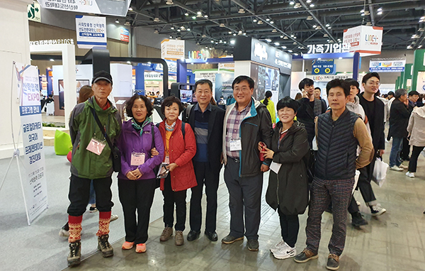 고계곤 조합장(우측 세 번째)과 조합원들이 4차 산업혁명 행사에 참석해 기념촬영을 하고 있다.