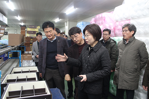 구본권 아산원예농협 조합장(왼쪽)이 박수진 농림축산식품부 식량정책실장(왼쪽 세 번째)의 질문을 받고 있다.