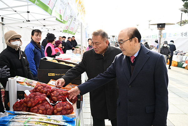 지난 1~2일 금천구청 광장에서 개최된 설맞이 농수특산물 직거래 장터에서 박준식 관악농협 조합장(오른쪽 첫 번째)이 둘러보고 있는 모습.