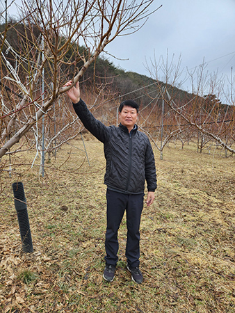김종수 조합원이 농원을 살피고 있다.