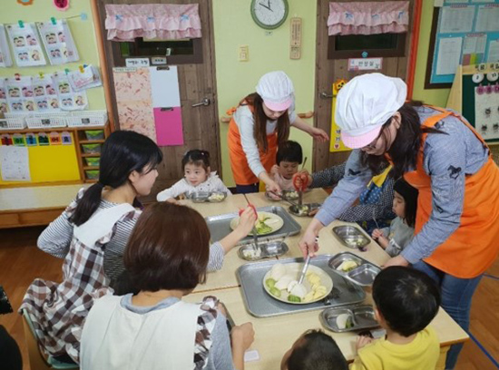 고품질 국내산 제철과일을 어린이들이 먹고 있는 모습.
