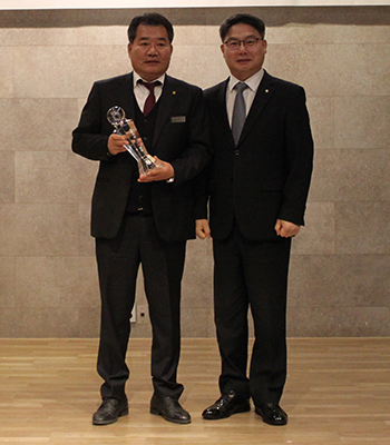 김창균 울산원예농협 조합장이 금융자산 1조원 달성탑을 수상하는 영예를 안았다.