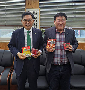 고계곤 조합장(우)과 김춘진 사장이 군산원예농협에서 생산한 라면을 들고 기념촬영을 하고 있다.