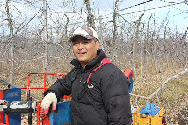 김종호 조합원이 농원을 살피고 있다.