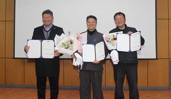 김상기 회장(가운데), 유장수 자조금관리위원장(좌측), 김현국 감사가 당선증을 교부받고 기념촬영을 하고 있다.