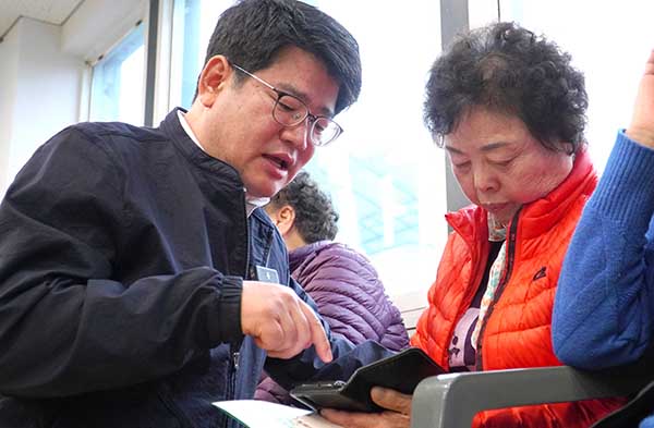 권재한 실장이 농민에게 기본형 공익직불금 신청방법에 대해 설명하고 있다.