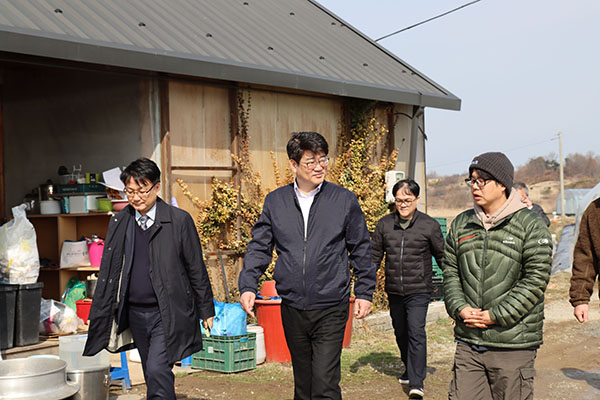 권재한 실장이 농업환경보전프로그램 완료 마을을 순회하며 관계자들과 소통을 이어나가고 있다.