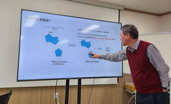 고품질 농산물 생산 비법을 설명하고 있는 유승권 바이오플랜 대표