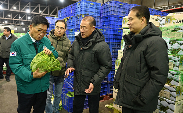 한국농수산식품유통공사은 지난 7일 서울가락농수산물도매시장을 찾아 겨울무와 양파 경매 현장을 참관하고 현장 관계자들을 만나 채소류 시장동향 및 수급 상황을 점검했다.