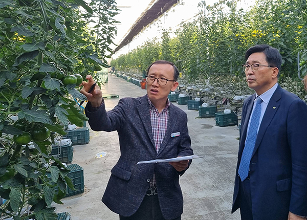 쎄븐팜영농조합법인 현장 방문 사진(우측 한국농수산식품유통공사 김춘진 사장)