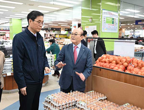 박준식 조합장(오른쪽)이 한훈 차관에게 진행 사항에 대해 설명하고 잇는 모습.