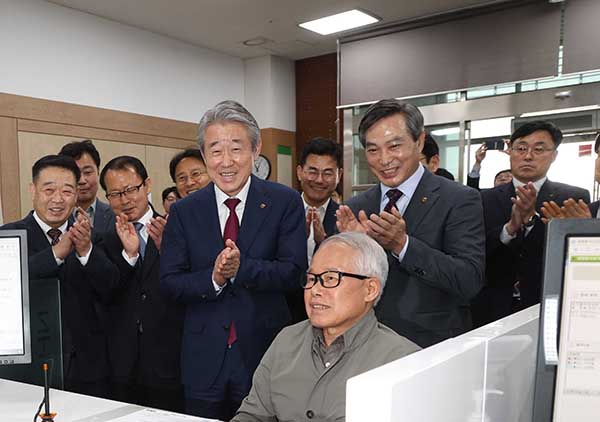 지난달 27일 경기 안성시 서안성농협 본점에서 열린 '새출발 행복농촌 상생대출' 가입행사에 강호동 농협중앙회장 및 농협 임직원이 참석했다